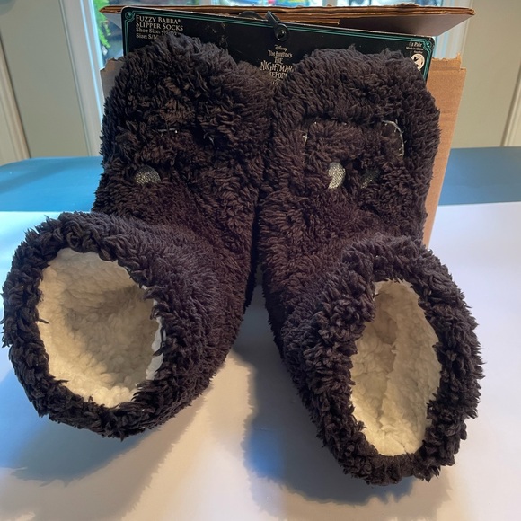 Walt Disney: Nightmare Before Christmas; Fuzzy Babba Slippers
Sm/med
5.5-7.5
NWT - Picture 3 of 9
